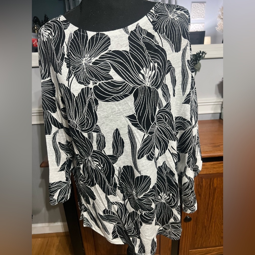 TAHARI Black and White Floral 3/4 Sleeve Top
